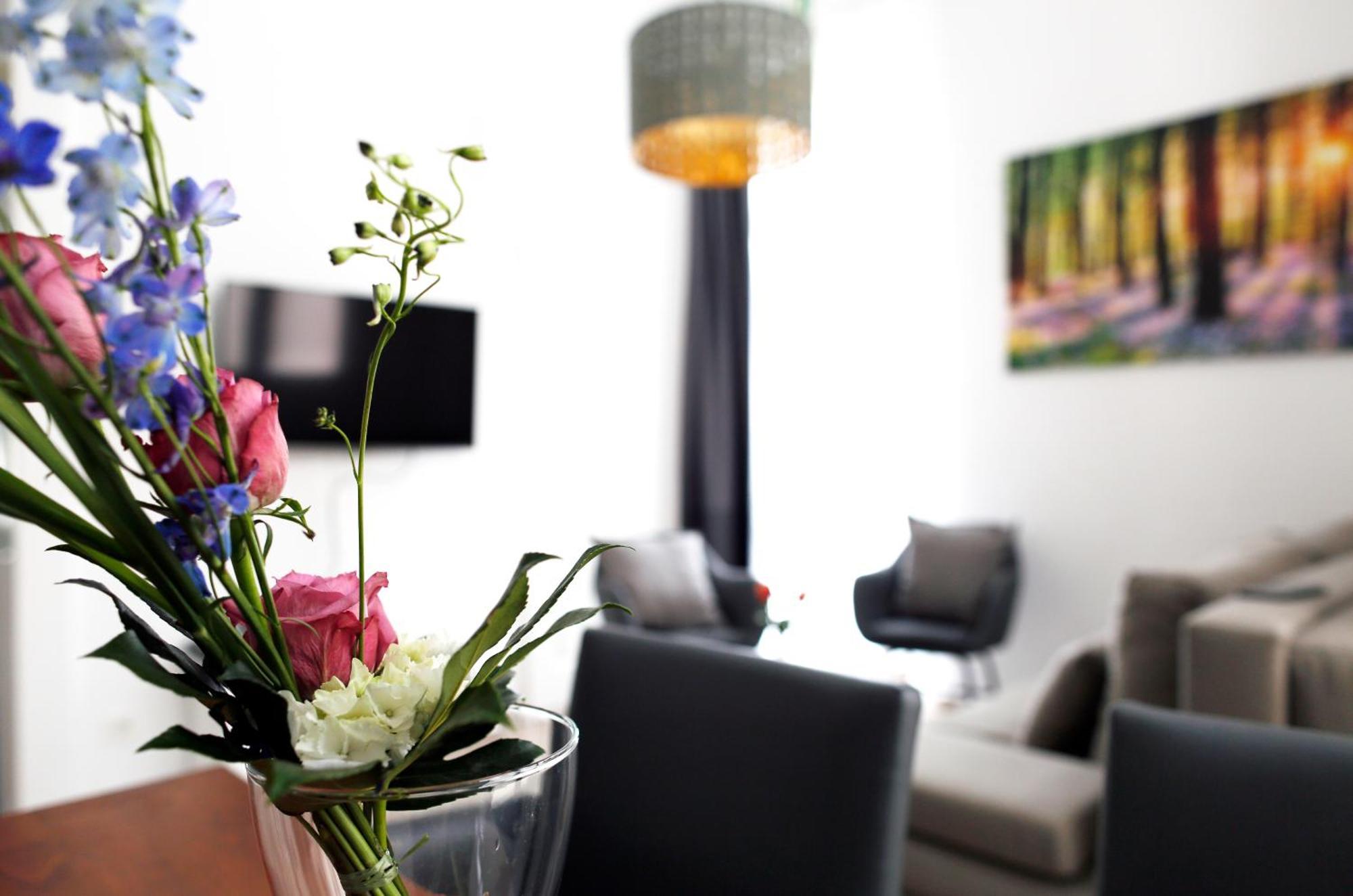 Nieb By Rockchair Apartments L Superhost Status L 3 Bedrooms Boxspringbeds 3 Bathrooms In Center "Kurfuerstendamm" - Cozy Family & Business Flair Welcomes You! Berlin Bagian luar foto